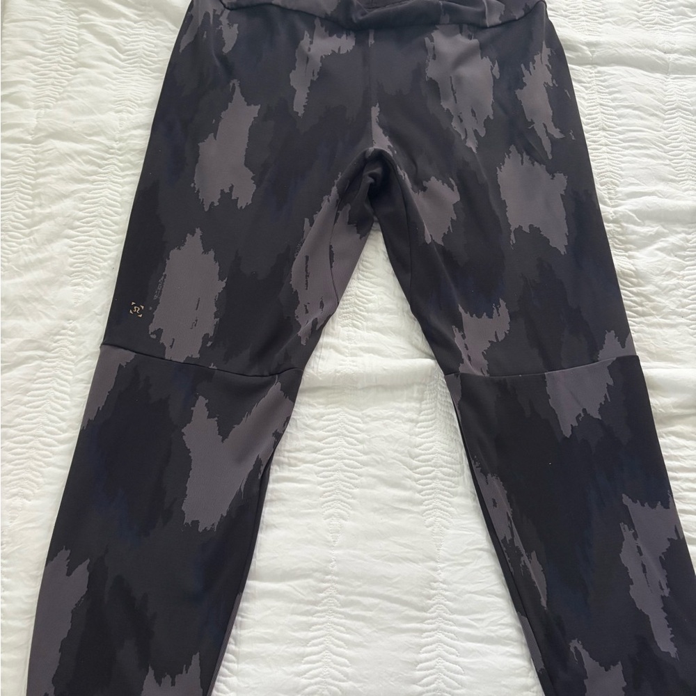 Lululemon men’s Black and Gray Camouflage joggers